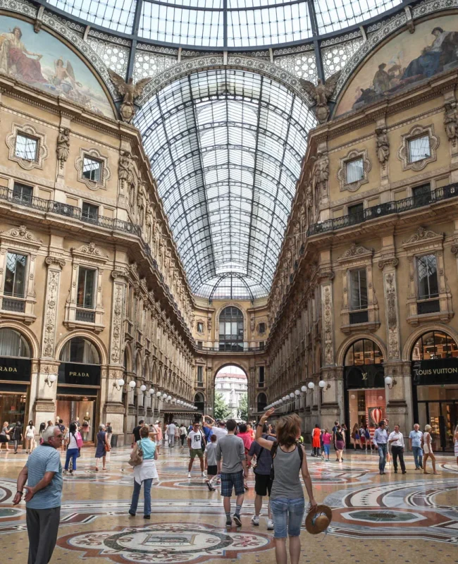 Shoppers-Galleria-Vittorio-Emanuele-II-Italy-Milan